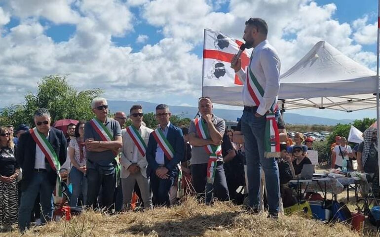 “Ora basta, fermiamo l’invasione”, dopo Saccargia la protesta contro l’eolico si sposta a Guspini