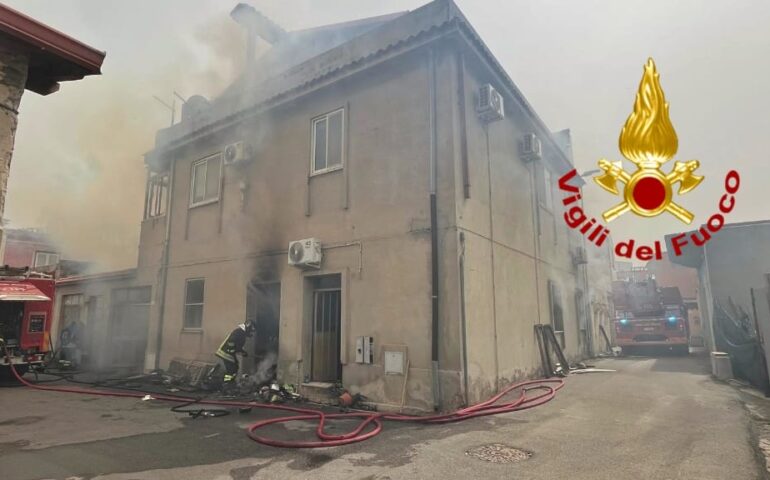 Maracalagonis, abitazione in fiamme nel centro abitato: due persone salvate dai Vigili del Fuoco