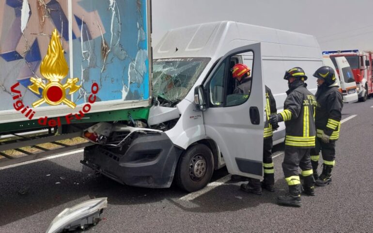 Spavento per un incidente sulla 131: furgone tampona violentemente un tir, Vigili del Fuoco sul posto