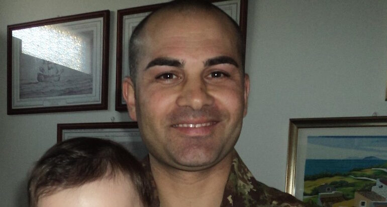 Un’enorme folla commossa oggi al funerale di Stefano Pistis, il militare morto sulla 131