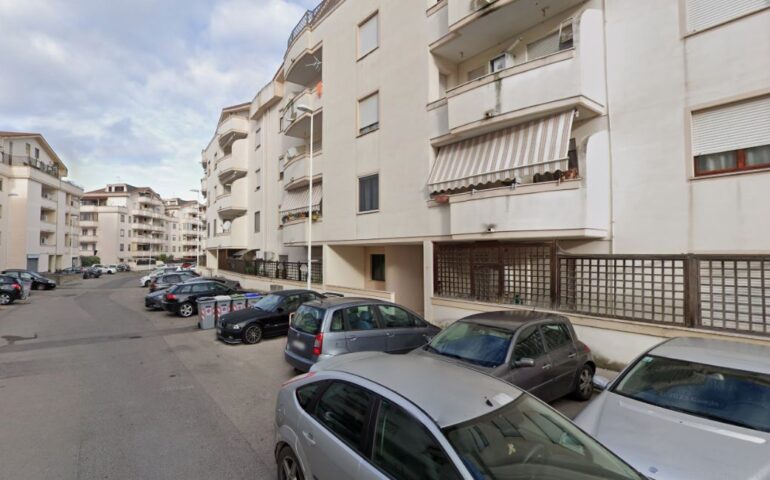 Sassari, cade dal balcone mentre stava pulendo una tenda: uomo di 55 anni muore tragicamente