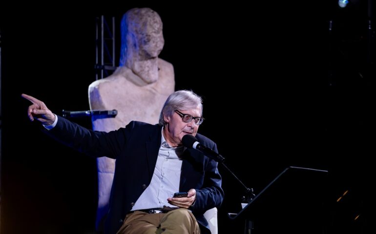 Abbasanta, Sgarbi incanta il pubblico del Festival dell’Archeologia parlando di Caravaggio e dei Giganti di Mont’e Prama