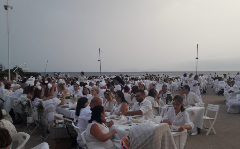 A Cagliari è Cena in Bianco, candide tavolate sul mare del Lazzaretto