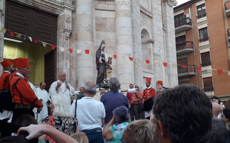 Fiori e devozione nel quartiere storico di Stampace per la festa di Sant’Anna