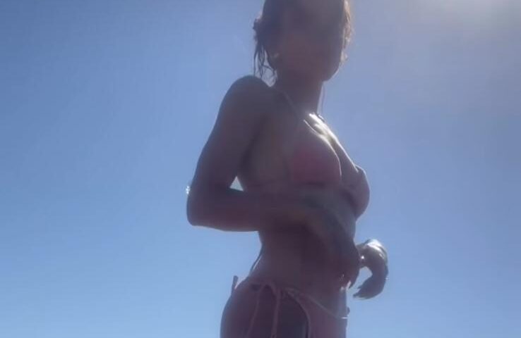 Angelina Mango in vacanza in Sardegna: “Come stare in montagna ma con il mare, pazzesco”