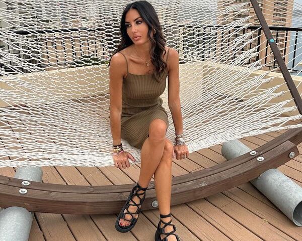 Volo in ritardo di ore per Elisabetta Gregoraci, che si sfoga sui social: “Trattati come bestie”