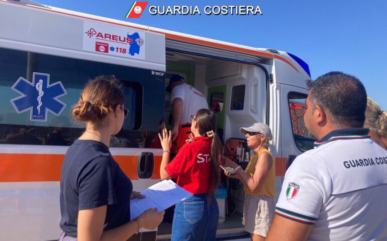 Sbatte la testa in barca a vela e chiama i soccorsi, intervento della Guardia Costiera a Murtas