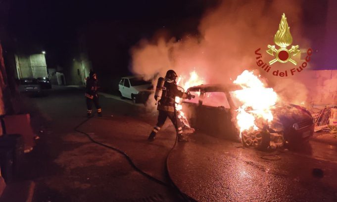 Attentato a Torpè: due auto date alle fiamme nella notte