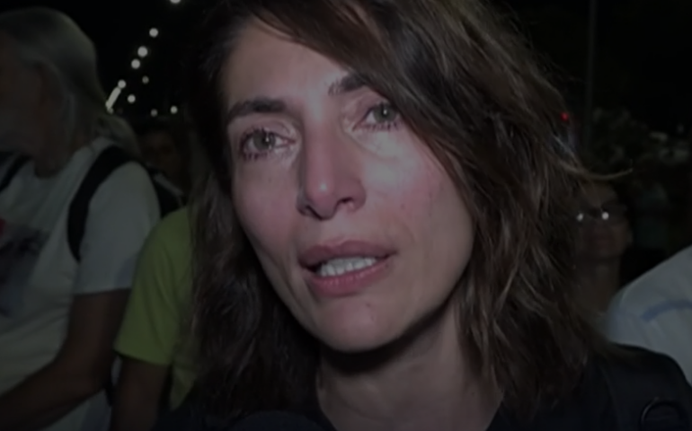 Caterina Murino commossa e in prima linea nella protesta contro la speculazione eolica in Sardegna