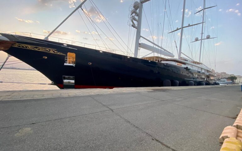 Koru, la barca a vela di Jeff Bezos avvistata nel porto di Cagliari: è la più grande e costosa al mondo