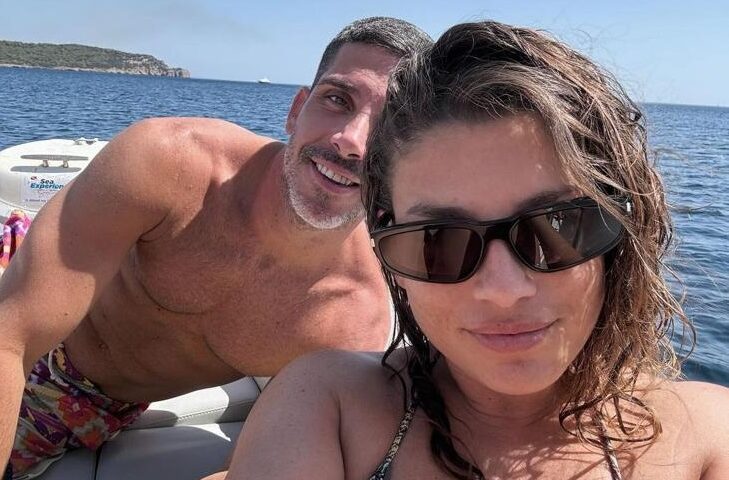 Continuano le vacanze di Emma Marrone in Sardegna: “Voglio rinascere culurgiones”
