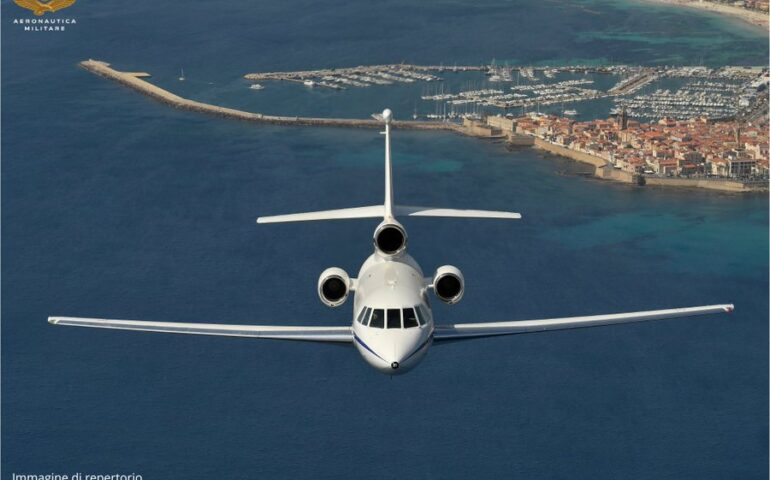 Bimbo di 4 anni in pericolo di vita: trasporto urgente da Cagliari al Gaslini di Genova grazie all’Aeronautica Militare