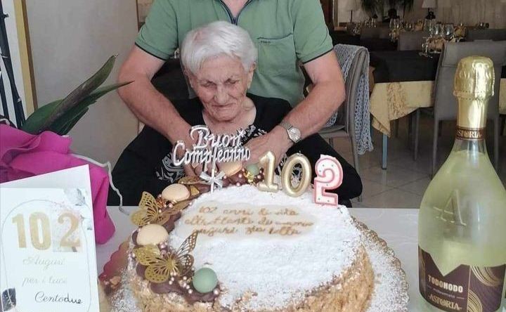 Tantissimi auguri a Tzia Fortunata che oggi ha compiuto la bellezza di 102 anni