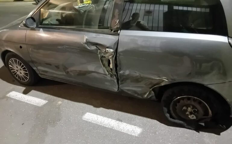 Asse Mediano: a folle velocità sperona un’auto e scappa. “Stavi per uccidere mio marito”, la denucia sui social