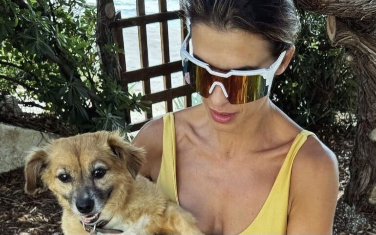 Dopo le vacanze nell’Isola, Elisabetta Canalis torna a casa: «Questa terra è unica, parto lasciando un pezzo di cuore»