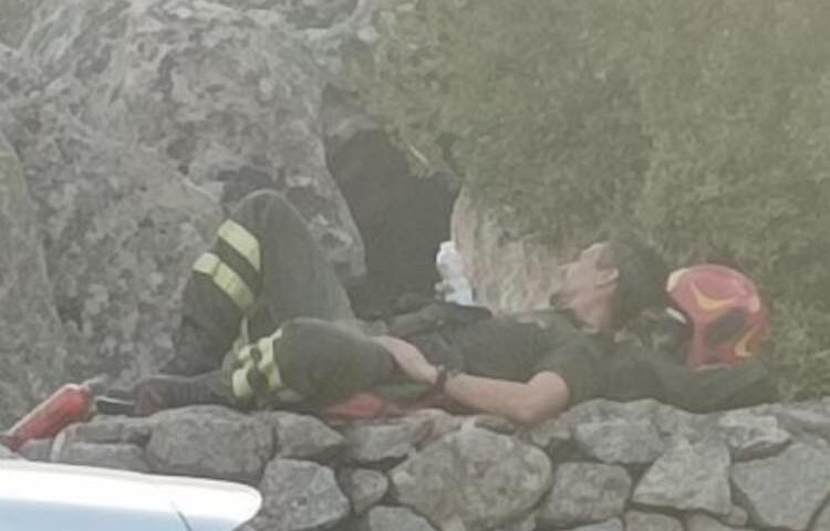 “Questo sono io alla fine di una giornata di fuoco. Ricondividetela”, scrive stremato Franco Casula del Corpo Forestale