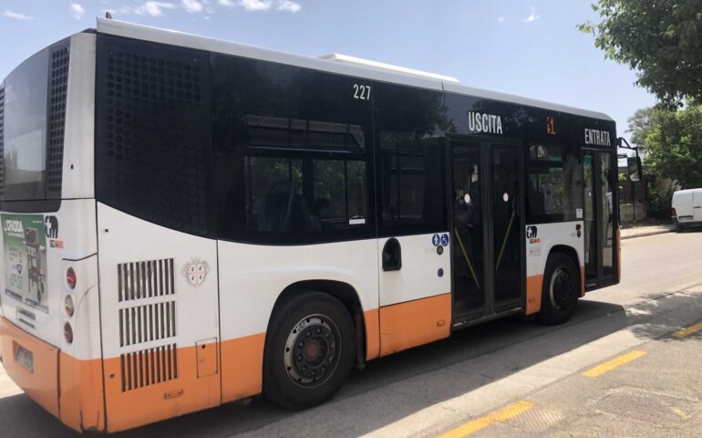 Il bus si ferma poco oltre la fermata: 52enne “impazzisce” e minaccia con un martello un uomo