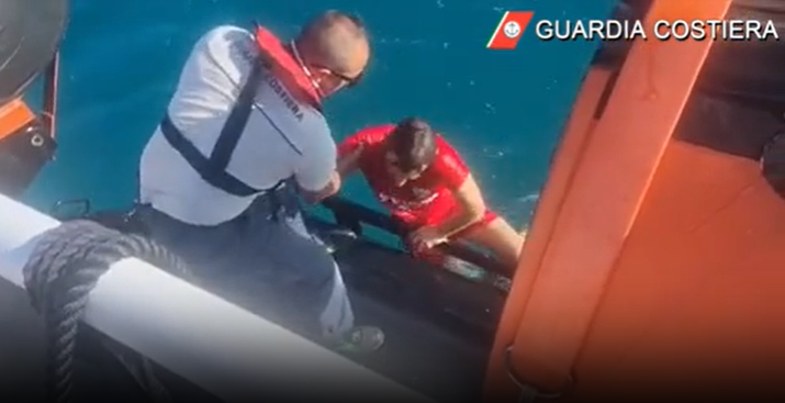 La furia del maestrale mette in difficoltà due bagnini, salvati dalla Guardia Costiera di Cagliari