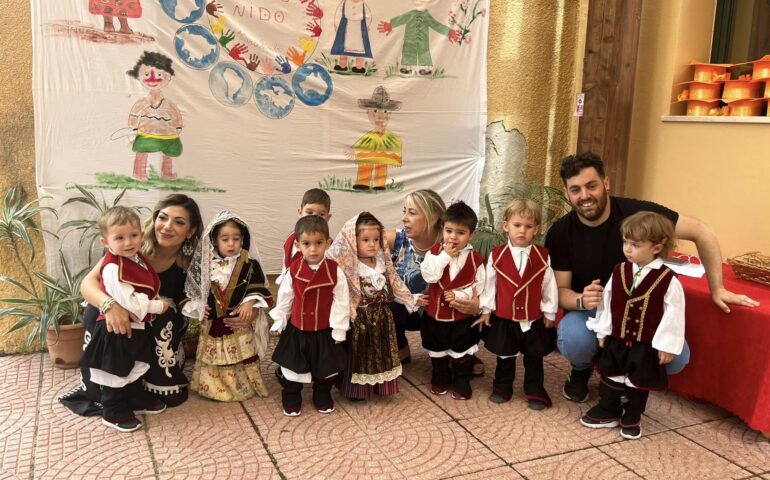 Maracalagonis: i bimbi dell’asilo nido con il costume tradizionale del paese