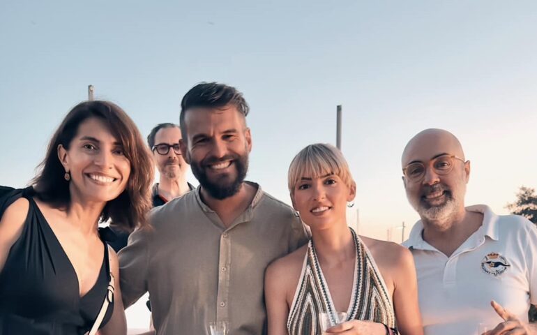 8 giorni in giro per l’Isola per distribuire cibo nei rifugi per animali: Bibi Pinna e Alessandra Cossu si preparano alla partenza