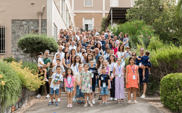 QuattroEmme Costruzioni, l’azienda edile si riunisce alle terme di Sardara per festeggiare i propri traguardi con famiglie, amici e collaboratori