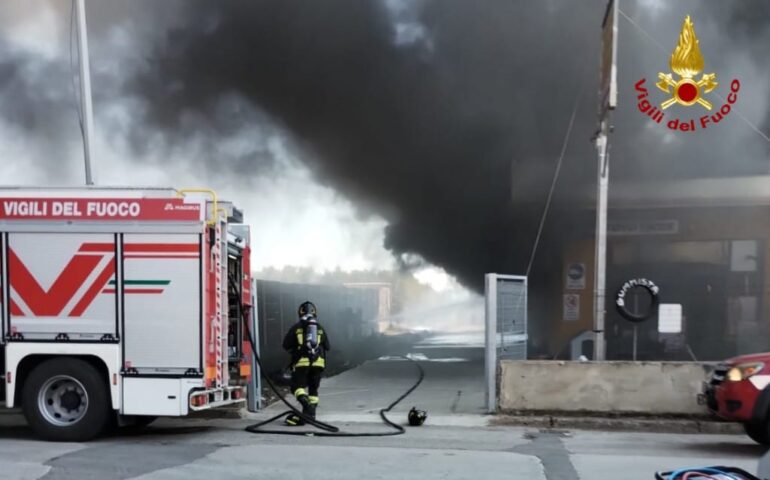 Paura a Senorbì: enorme incendio devasta officina di un gommista e arriva a un ristorante