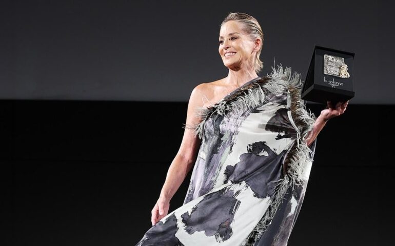 Antonio Marras veste Sharon Stone: l’attrice americana chiude il Festival del Cinema di Taormina