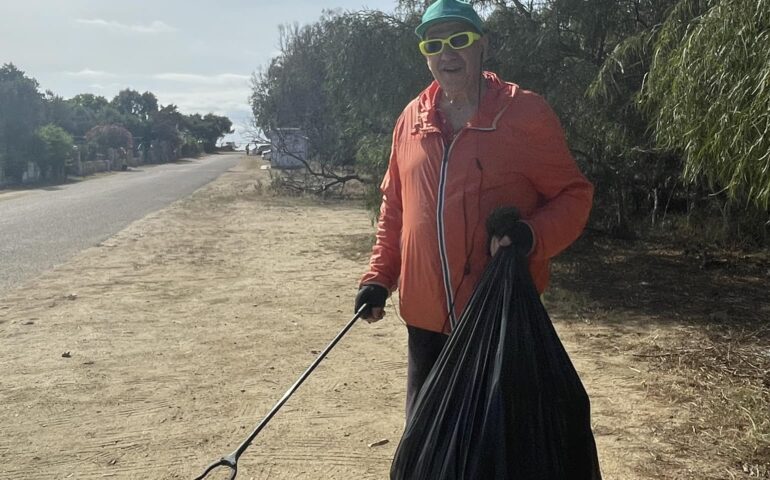 Adriano Casula, 77enne ex sindaco di Dolianova: tutti i giorni pulisce le strade dai rifiuti