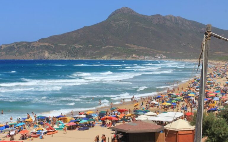 Si accascia sulla spiaggia e muore mentre va a fare il bagno: tragica fine per un 47enne a Buggerru