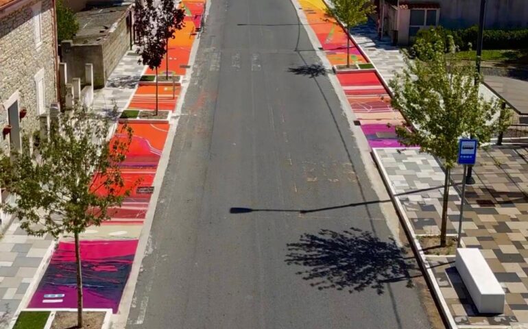 Giorgio Casu firma il nuovo progetto di street art nella via principale di Masullas, ispirato alla geologia del territorio