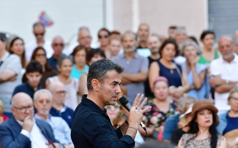 «Niente più “bosco” in via Roma. La Sovrintendenza dice no», Zedda lo annuncia dall’assemblea pubblica di piazza Galilei