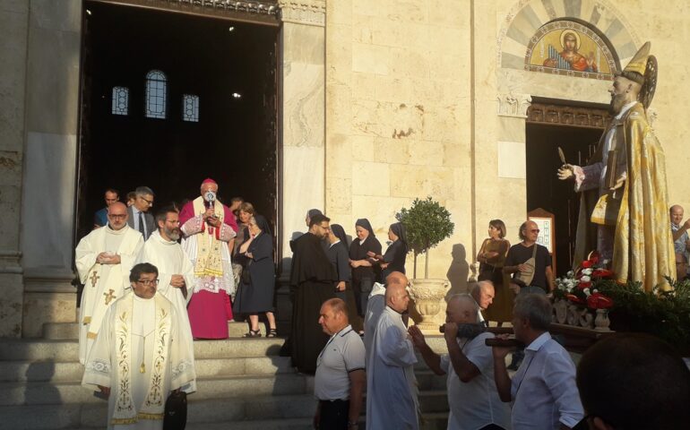 Sant’Agostino, il simulacro e la sacra reliquia in processione per le vie di Cagliari