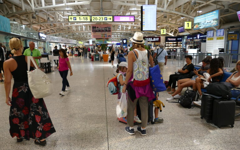 Aeroporto di Cagliari: un luglio da record, oltre 600mila i passeggeri transitati a Elmas
