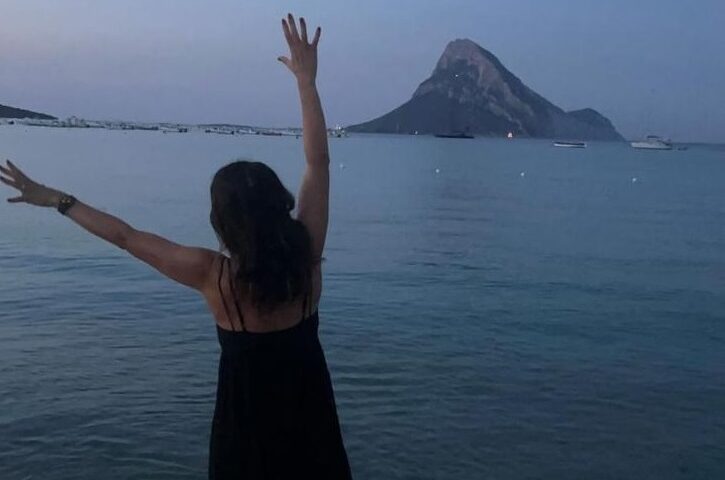Geppi Cucciari torna nella sua amata Sardegna: “Tavolara è sempre Tavolara”
