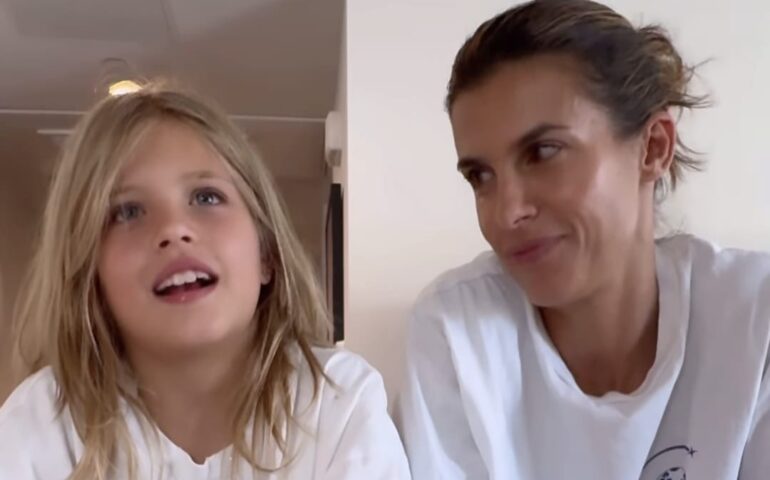 Elisabetta Canalis maestra speciale: il video dove insegna l’italiano alla figlia Skyler