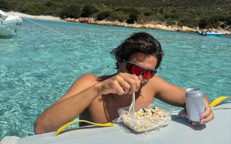 Il nuotatore azzurro Thomas Ceccon in vacanza nell’Isola: gli scatti a Cala Zafferano