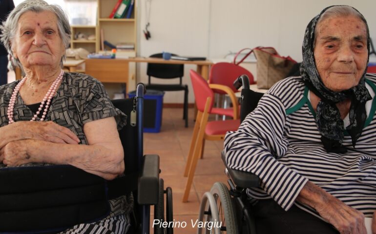 Tzia Delfina Melis e tzia Adalgisa Melas: le due centenarie insieme per le 100 candeline della prima
