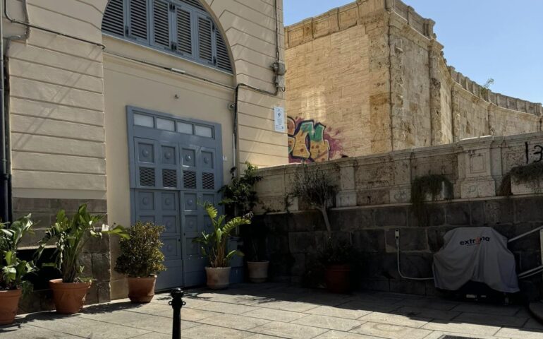 Il De Candia “mutilato” di pedana e tavoli all’aperto: “Così fate male alla nostra Cagliari”, l’ira del gestore Florian Küster