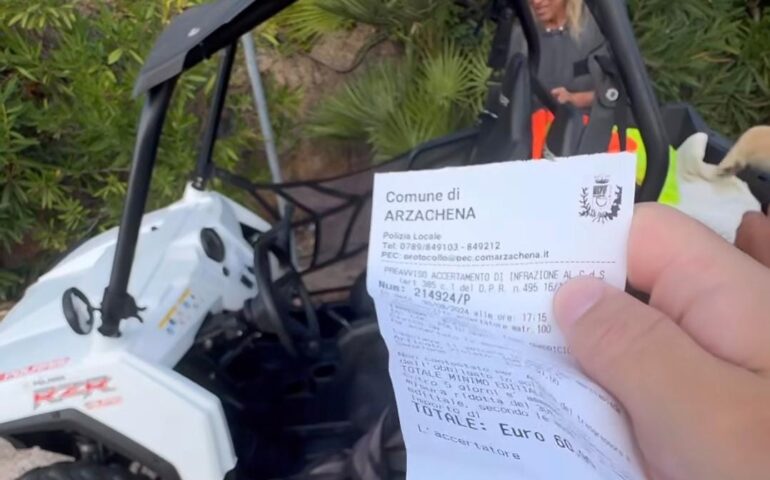 Arzachena, il rapper Fedez mostra divertito una multa: «Posso indignarmi? Il parcheggio era perfetto»