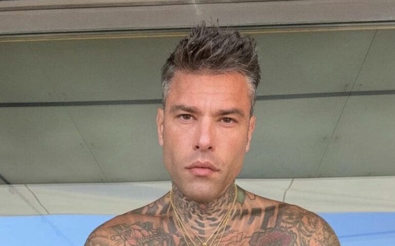 Malore per Fedez nel volo tra Sardegna e Puglia: altra disavventura per il rapper