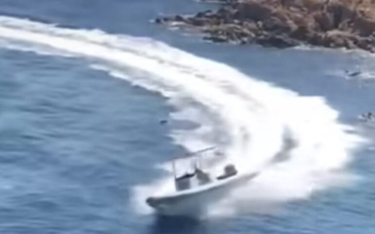 (VIDEO) Arzachena, uomo cade dal gommone: il mezzo vaga impazzito e si schianta contro una scogliera