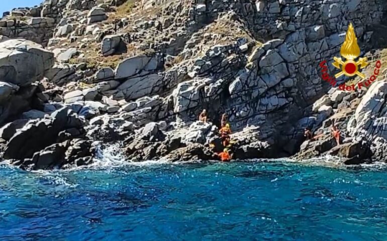 4 ragazzi in difficoltà si arrampicano sulle rocce: il salvataggio a Torre delle Stelle