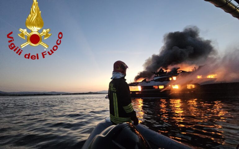 Superyacht di 40 metri prende fuoco a Olbia