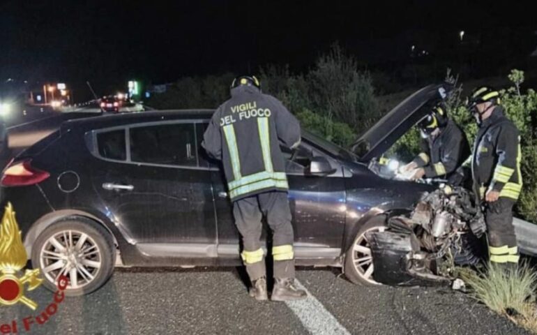 Olbia, ragazza perde il controllo dell’auto, sbatte contro spartitraffico e guardrail e si trova di traverso sulla carreggiata