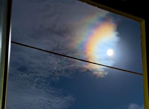 La foto. L’arcobaleno lunare, noto come moonbow: il bellissimo scatto da Morgongiori
