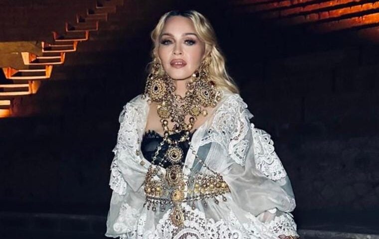 Madonna a Pompei per i suoi 66 anni con i gioielli di Dolce e Gabbana ispirati alla Sardegna