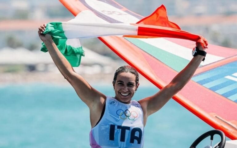 Marta Maggetti, medaglia d’oro nel windsurf alle Olimpiadi: “La dedico a Gigi Riva”