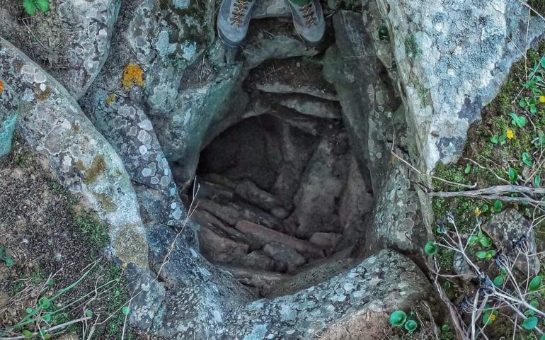 La ripidissima scala della fortezza nuragica di Su Casteddu de Fanaris: un immenso e misterioso sito archeologico