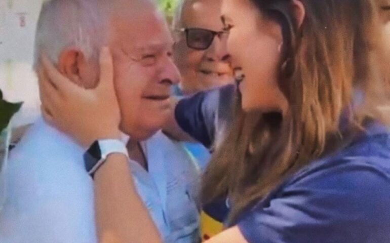 Il pianto di gioia del nonno di Alessia Orro per il ritorno della nipote a Narbolia, reduce dall’oro alle Olimpiadi