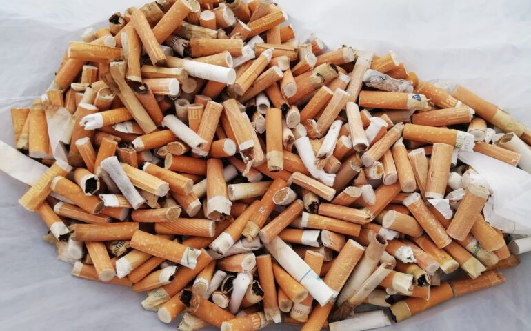 “892. I mozziconi di sigaretta che ho raccolto al Poetto in un’ora”, la testimonianza di un nostro lettore